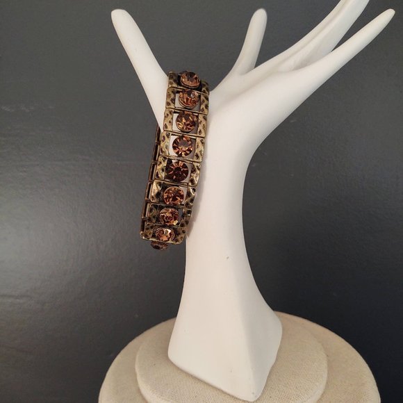 Hammered brass and crystal stretch bracelet - Picture 2 of 11